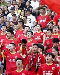  图卢兹绝杀Troyes保级成功 球迷冲进场庆贺  