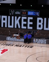  沃尔夫斯堡主场灯光故障延期比赛  