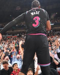  老鹰特雷杨超远三分绝杀，力压凯尔特人登榜首