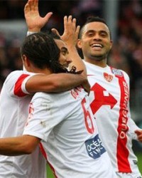  布雷斯特vs巴黎冲突不断，下半场多次中断比赛  