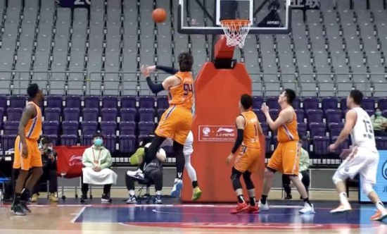  兰斯新球场首秀迎来开门红